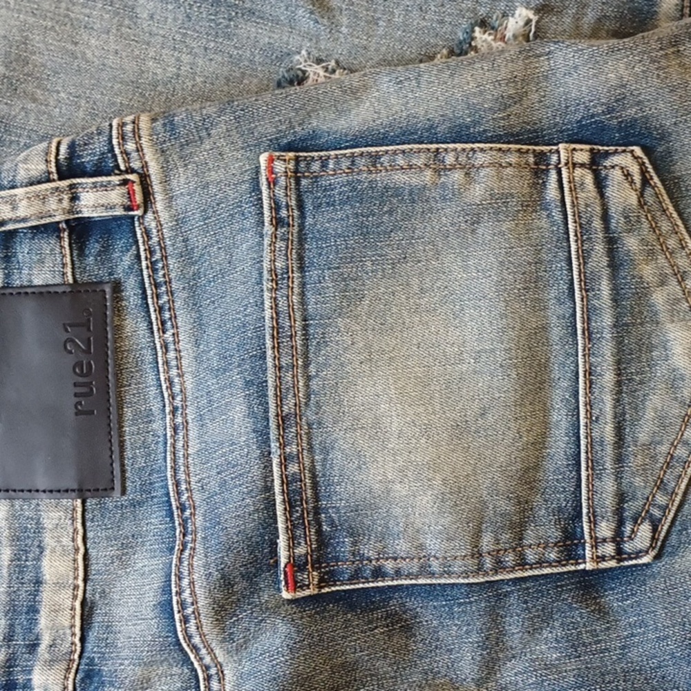 NWT Rue 21 Supreme Flex Blue Distressed Men's Jeans 32/30 Red Detail New 👖 - Picture 11 of 12